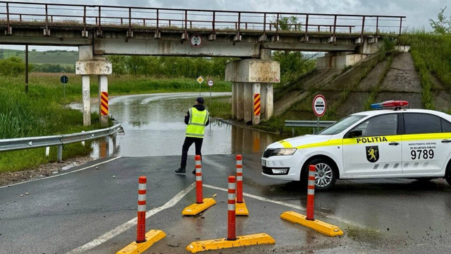 Trafic suspendat în zona podului Negrești din raionul Strășeni, din cauza acumulărilor de apă
