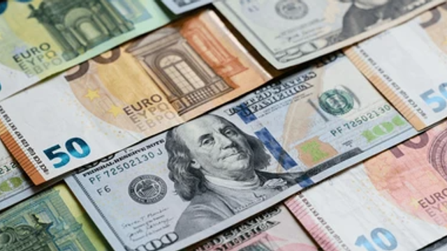 Dolarul se ieftinește ușor. Cât valorează euro astăzi, 5 iunie 