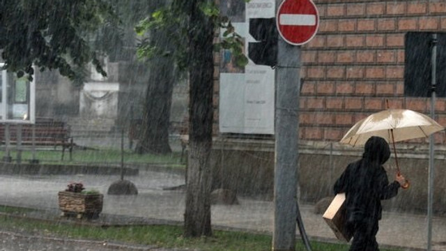 Meteorologii au emis cod galben de ploi puternice. Când intră în vigoare alerta

