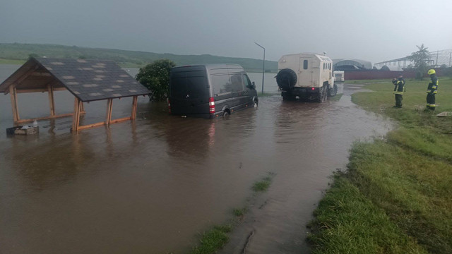 IGSU: 65 de intervenții ale salvatorilor după ploile abundente de sâmbătă. Sute de gospodării au fost inundate (FOTO)
