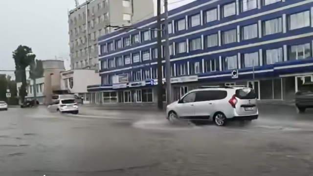 Trafic îngreunat în Chișinău din cauza ploilor. Mai multe străzi, afectate de acumulări de apă