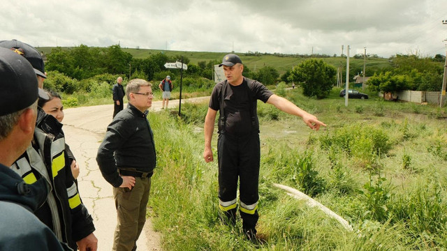 FOTO | Igor Grosu a vizitat localitățile din raionul Ialoveni afectate de ploile puternice. „A fost o noapte dificilă pentru localnici și salvatori”
