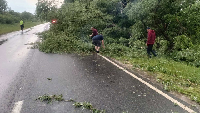VIDEO | Un drum din Strășeni rămâne blocat; echipele de drumari continuă intervențiile

