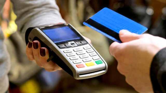 Plata cu cardul devine obligatorie pentru unii agenți comerciali din R. Moldova

