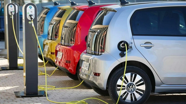 Numărul mașinilor electrice din Republica Moldova s-ar putea dubla până în 2030. Autoritățile pregătesc soluții pentru extinderea stațiilor de încărcare

