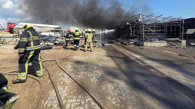 FOTO | Incendiu la un depozit cu materiale de construcții din Chișinău. Pompierii au intervenit cu forțe sporite
