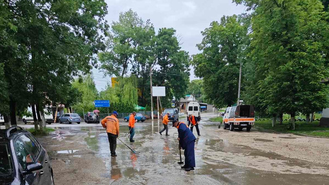 Drumarii intervin în mai multe raioane după ploile abundente. Carosabilul este curățat de nămol și crengi căzute (FOTO)