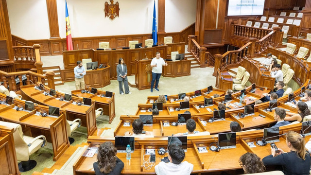 Parlamentul, vizitat de elevi, cititori și tineri din mai multe state europene (Foto) 