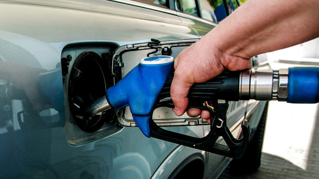 Prețuri mai mici la pompă. Cât vor costa carburanții auto mâine, 16 iunie 
