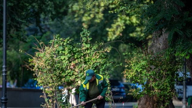 Peste 400 de muncitori, mobilizați pentru salubrizarea străzilor din Chișinău
