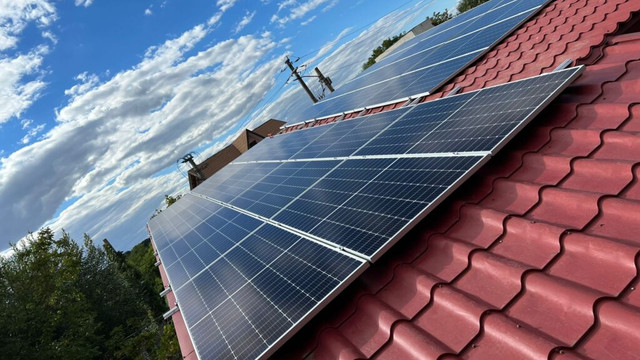 Proceduri mai simple pentru instalarea panourilor fotovoltaice și a sistemelor de stocare

