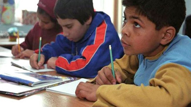 MEC introduce măsuri speciale pentru elevii și tinerii romi: Locuri rezervate la admitere și burse de 1.200 de lei
