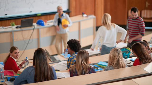Studenții vor trebui să declare dacă au folosit inteligența artificială la redactarea lucrărilor universitare