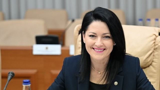 Salariile angajaților din sistemul de asistență socială vor fi majorate. Natalia Plugaru: „Un pas important pentru recunoașterea muncii lor”

