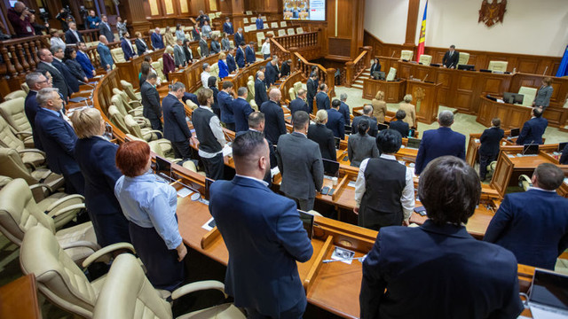 Deputații au ținut un minut de reculegere în memoria victimelor conflictului de pe Nistru

