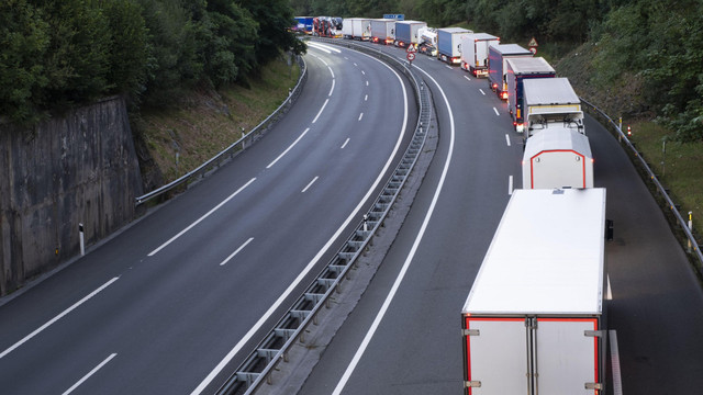 Cod portocaliu și roșu de caniculă: Restricții de circulație pentru mijloacele de transport de mare tonaj