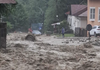 Viitură puternică în stațiunea Bușteni din România: mașini luate de apă și trafic blocat pe DN 1. Cod roșu de vijelie în București și Ilfov