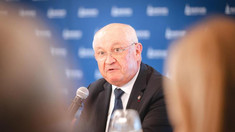 Analiști politici: „Demisia premierului Alexandru Munteanu este o decizie care reflectă efectele scandalului privind salariile exagerate de la întreprinderile de stat asupra imaginii guvernării”