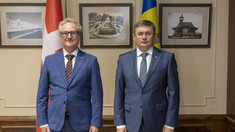 Directorul Biroului de Cooperare al Elveției la Chișinău, distins cu „Medalia Democrației” la încheierea mandatului (FOTO)

