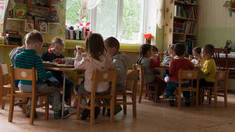 Persoanele care vor să lucreze cu copii ar putea fi obligate să treacă prin evaluări ale sănătății mintale