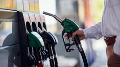 Prețuri mai mari la pompă. Cât vor costa carburanții auto în acest weekend
