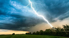 Se așteaptă ploi, grindină și vijelie. Meteorologii au emis cod galben de instabilitate atmosferică
