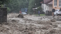 Viitură puternică în stațiunea Bușteni din România: mașini luate de apă și trafic blocat pe DN 1. Cod roșu de vijelie în București și Ilfov