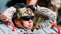 Exerciții de parașutare la Bălți. Militarii Armatei Naționale efectuează salturi de la diferite înălțimi