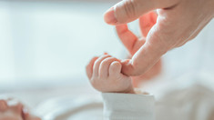 Indemnizația de maternitate va putea fi calculată și în baza venitului tatălui, indiferent de statutul civil al părinților