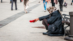 Poliția a sancționat zece persoane care ar fi simulat dizabilități pentru a obține bani de la trecători