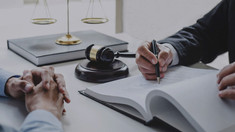 Persoanele vizate în acțiuni judiciare abuzive vor beneficia de protecție sporită

