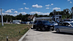 Trafic intens la ieșirea din R. Moldova prin postul vamal Sculeni. Călătorii sunt îndemnați să aleagă rute alternative


