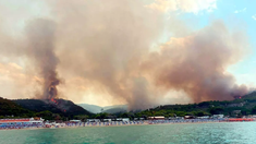 Sute de turiști, evacuați pe mare din cauza unui incendiu izbucnit într-o stațiune din Italia (FOTO)