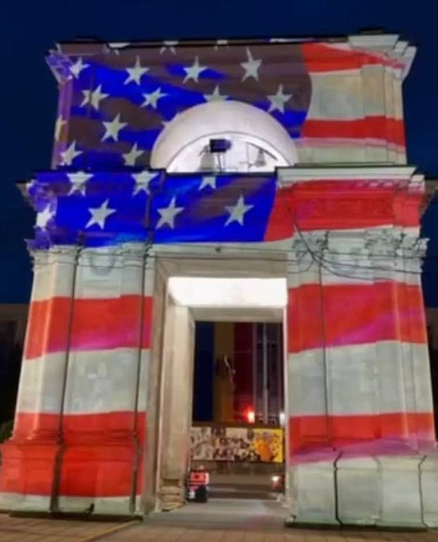 FOTO | Parlamentul și Arcul de Triumf, iluminate în culorile drapelului SUA la 250 de ani de la adoptarea Declarației de Independență