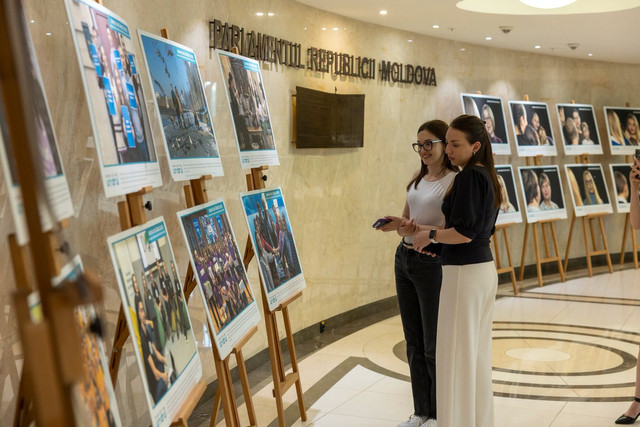 Parlamentul găzduiește expoziția „Oameni pentru care punem umărul”, dedicată societății civile (FOTO)