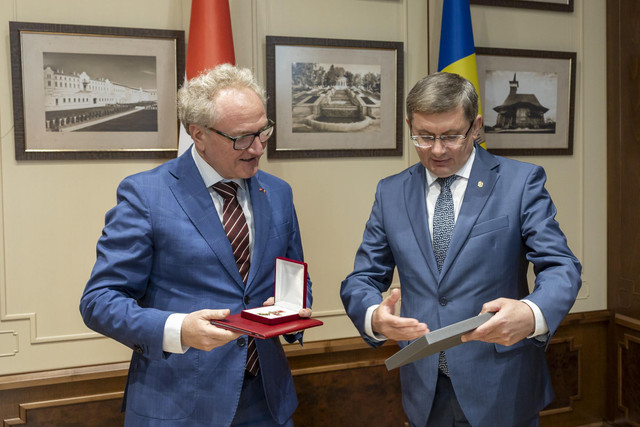 Directorul Biroului de Cooperare al Elveției la Chișinău, distins cu „Medalia Democrației” la încheierea mandatului (FOTO)

