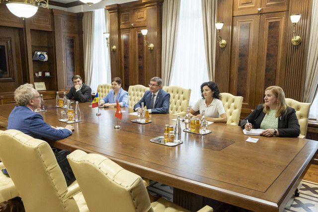 Directorul Biroului de Cooperare al Elveției la Chișinău, distins cu „Medalia Democrației” la încheierea mandatului (FOTO)


