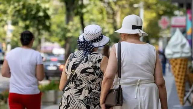 Vârsta standard de pensionare pentru femei va fi de 62 de ani, începând de astăzi