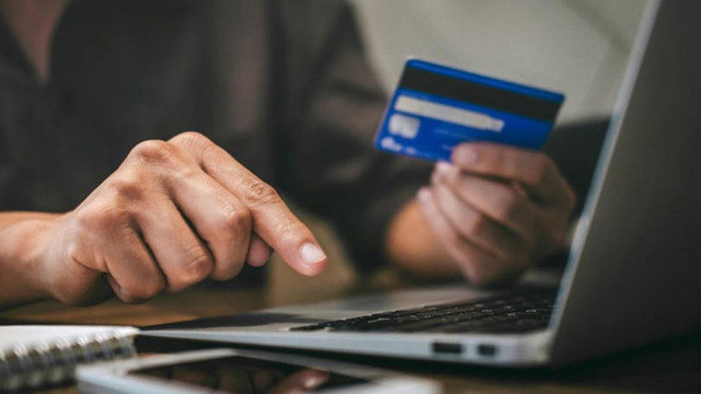 Escrocii s-au dat drept angajați ai unei companii de telefonie și au convins o femeie să ia credite online
