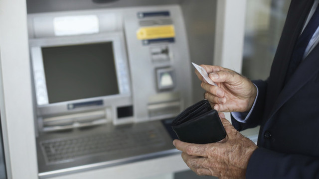 CNAS a finanțat pensiile și alocațiile sociale a beneficiarilor care dețin carduri bancare

