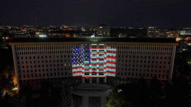 FOTO | Parlamentul și Arcul de Triumf, iluminate în culorile drapelului SUA la 250 de ani de la adoptarea Declarației de Independență