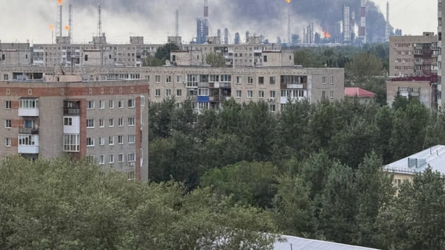 Ucraina lovește și incendiază rafinăria din Omsk, cea mai mare din Rusia