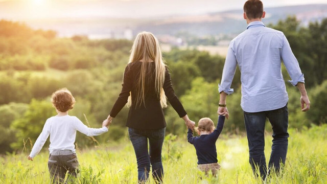 CNAS finanțează indemnizațiile pentru familiile cu copii