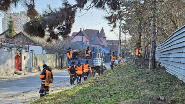 Peste 400 de muncitori, implicați zilnic în salubrizarea capitalei
