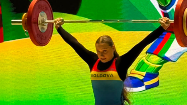 Halterofila Nicoleta Cojocaru a cucerit trei medalii de aur la Campionatul Mondial U17
