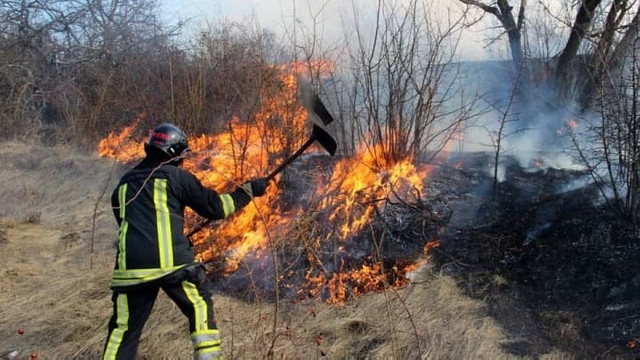 Cod galben de pericol excepțional de incendiu. Specialiștii îndeamnă cetățenii să nu aprindă focul în păduri sau pe câmpuri cu vegetație uscată
