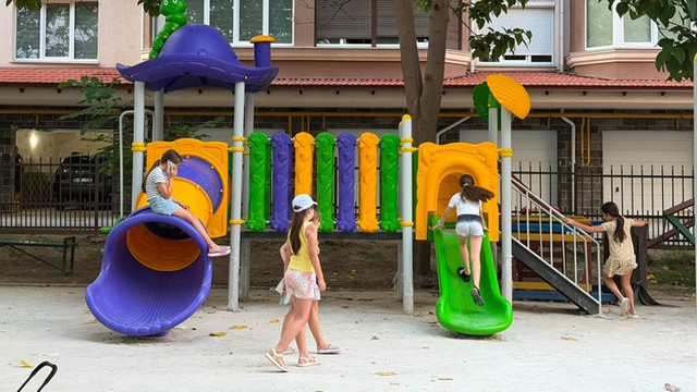 Două terenuri de joacă pentru copii, amenajate în sectoarele Centru și Buiucani
