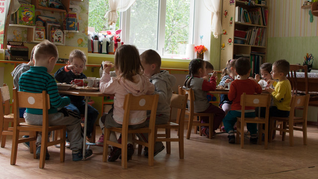 Persoanele care vor să lucreze cu copii ar putea fi obligate să treacă prin evaluări ale sănătății mintale
