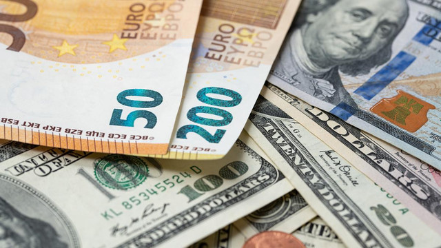 Euro scade, iar dolarul crește. Cursul valutar stabilit de BNM pentru astăzi, 15 iulie
