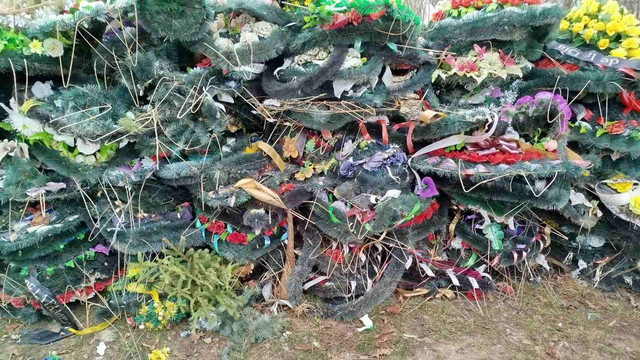 Ministerul Mediului propune interzicerea coroanelor funerare din plastic: proiectul este în consultări publice

